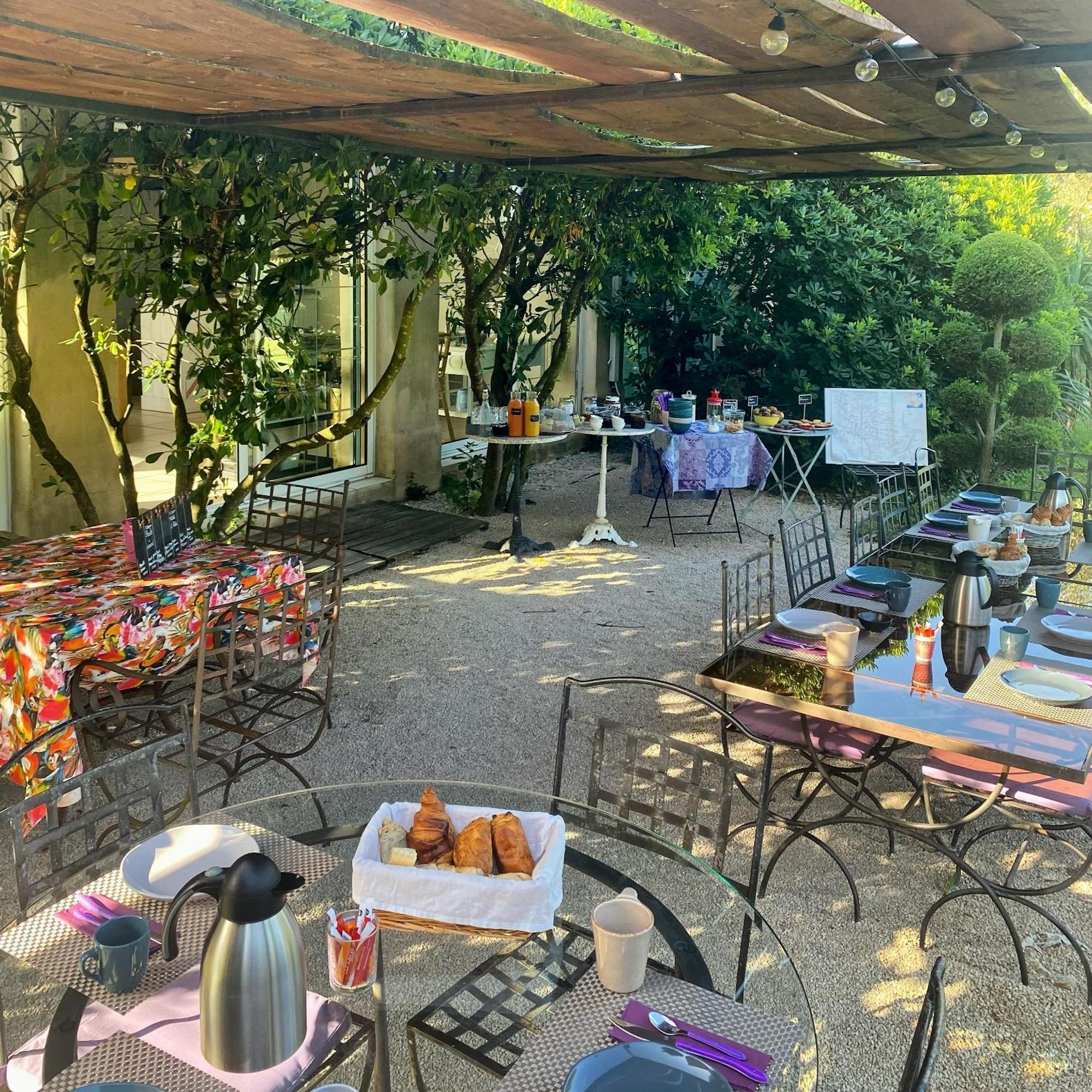Mas Les Fleurs D'Hilaire Bed & Breakfast Monteux Exterior photo