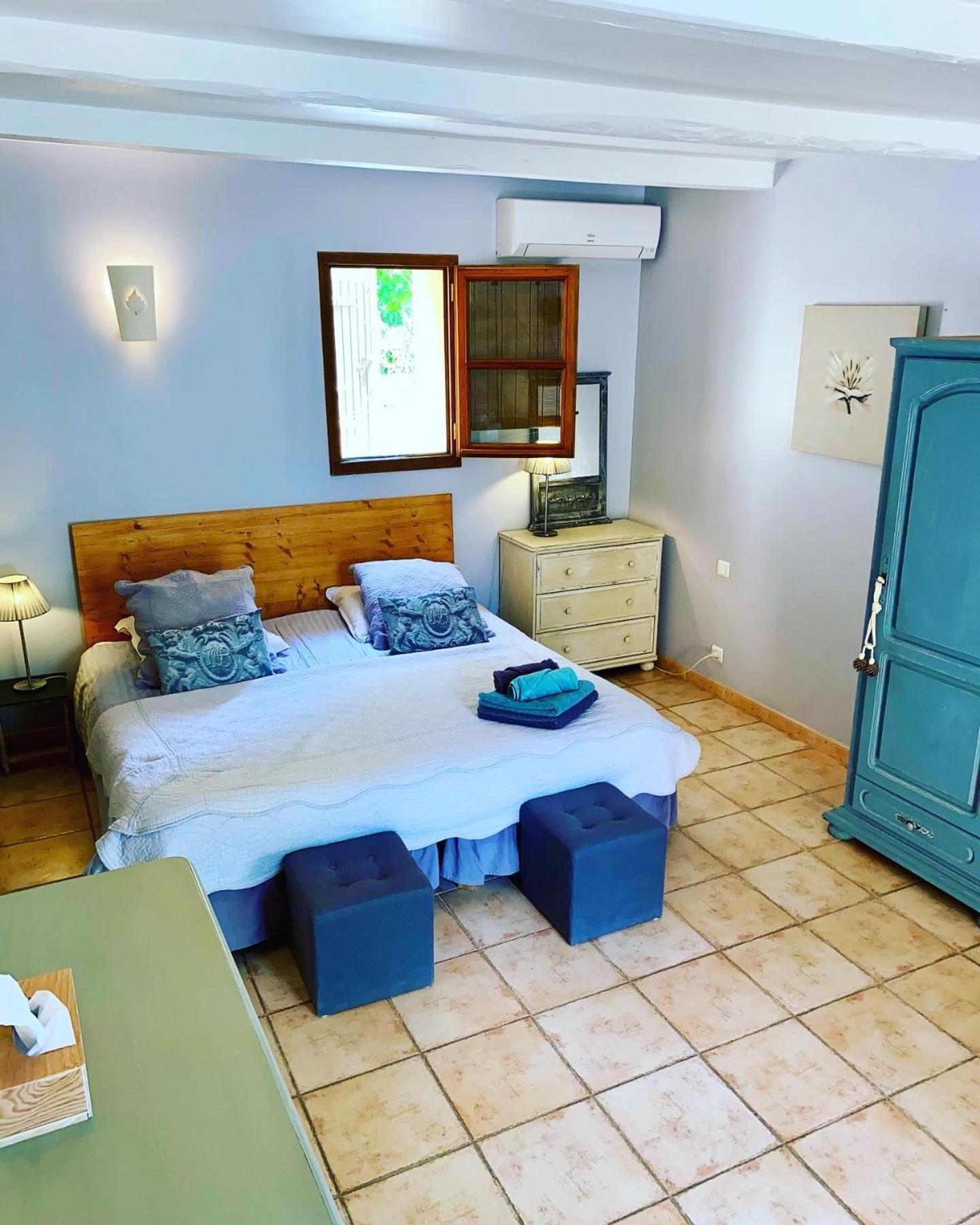 Mas Les Fleurs D'Hilaire Bed & Breakfast Monteux Exterior photo