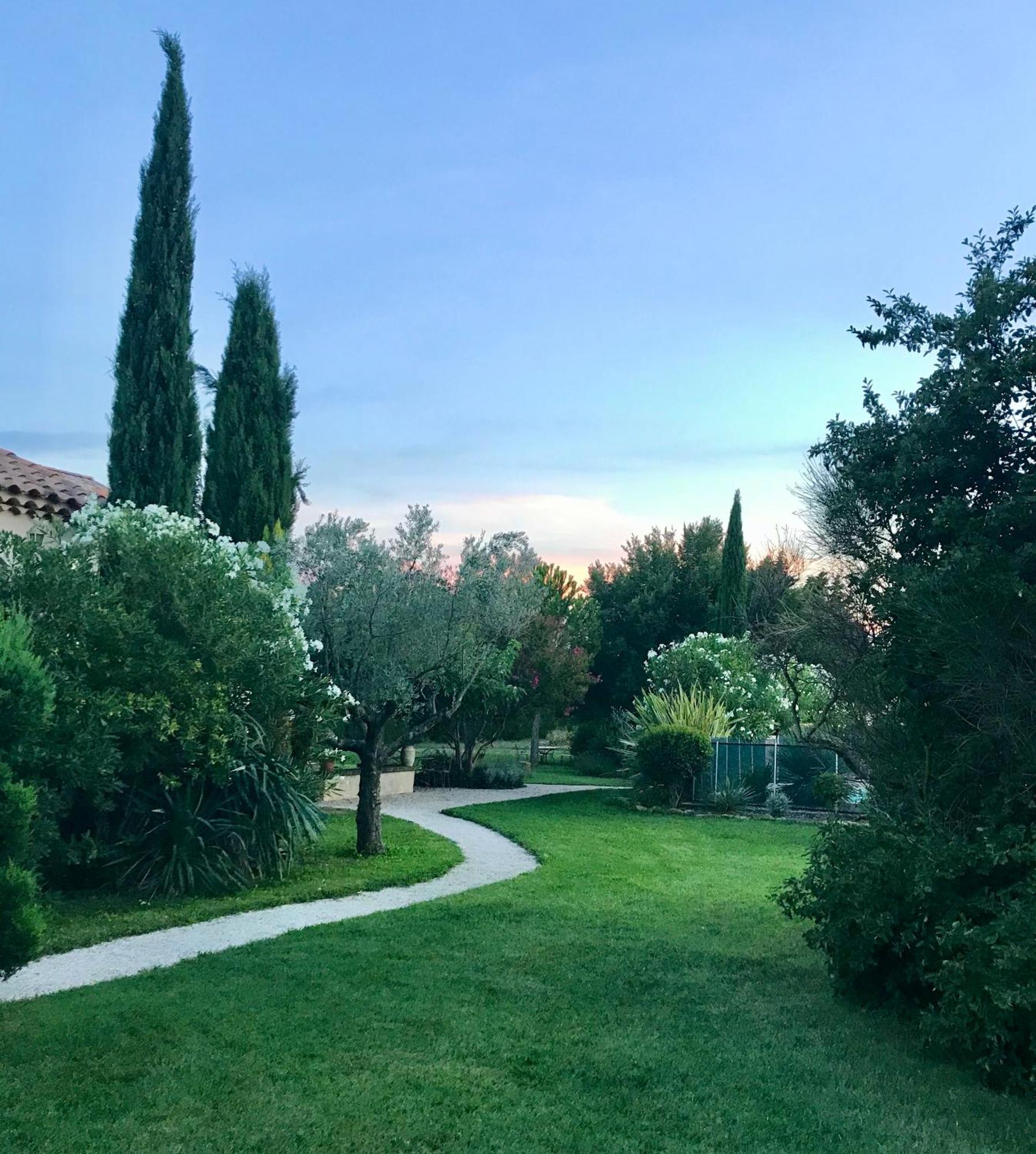 Mas Les Fleurs D'Hilaire Bed & Breakfast Monteux Exterior photo